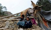 Host vilayetinin güneybatısındaki Sipera ilçesinde meydana gelen depremde yıkılan evlerinin yakınlarındaki Afgan çocuklar, 22 Haziran 2022. (© picture alliance / ASSOCIATED PRESS / Uncredited)